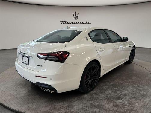 Bianco 2024 Maserati Ghibli Modena Ultima Q4