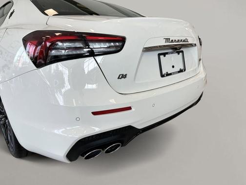 Bianco 2024 Maserati Ghibli Modena Ultima Q4
