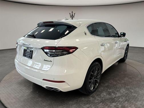 Bianco 2024 Maserati Levante GT Ultima
