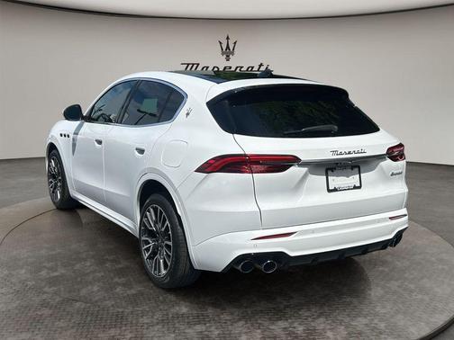 Bianco Astro Metallic 2025 Maserati Grecale Base