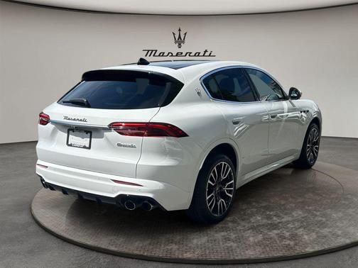 Bianco Astro Metallic 2025 Maserati Grecale Base