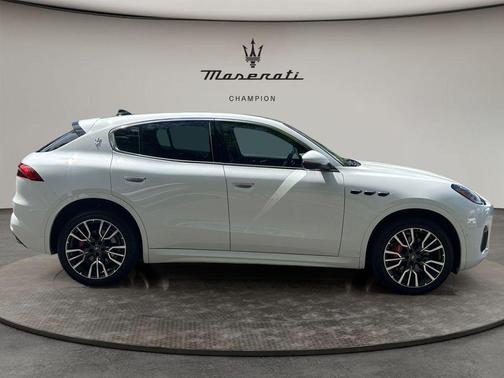 Bianco Astro Metallic 2025 Maserati Grecale Base