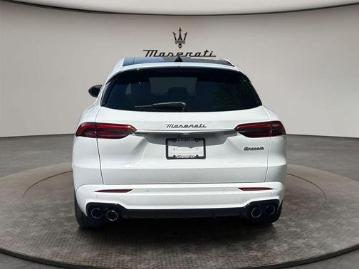 Bianco Astro Metallic 2025 Maserati Grecale Base