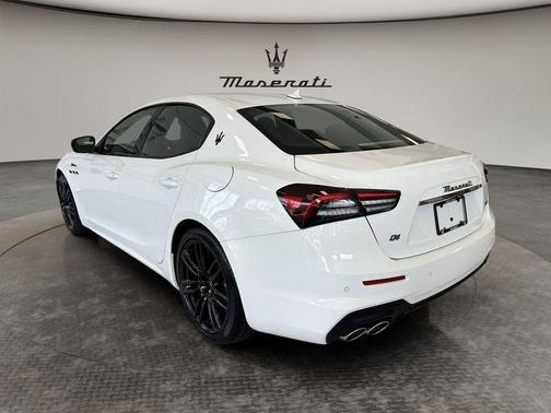 Bianco 2024 Maserati Ghibli Modena Ultima Q4