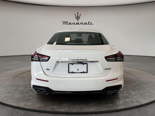 Bianco 2024 Maserati Ghibli Modena Ultima Q4