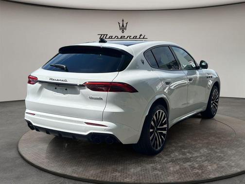 Bianco Astro Metallic 2025 Maserati Grecale Modena