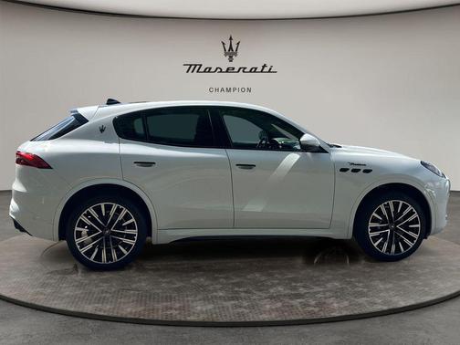 Bianco Astro Metallic 2025 Maserati Grecale Modena