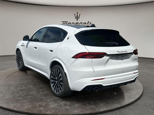 Bianco Astro Metallic 2025 Maserati Grecale Modena
