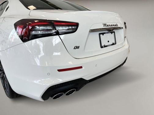 Bianco 2024 Maserati Ghibli Modena Ultima Q4