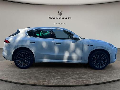 Bianco Astro Metallic 2025 Maserati Grecale Base