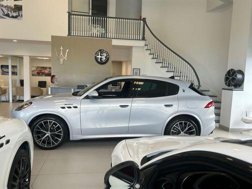 Bianco Astro Metallic 2026 Maserati Grecale Modena