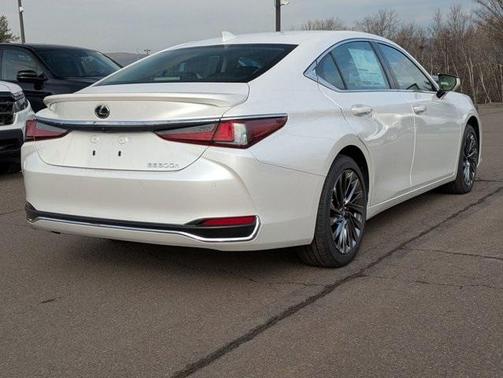 2025 Lexus ES 300h Luxury