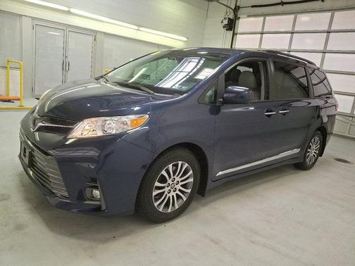 2020 Toyota Sienna XLE