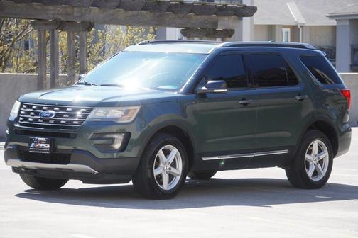 Black 2016 Ford Explorer XLT