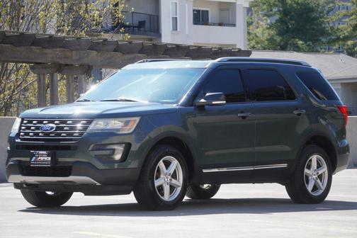 Black 2016 Ford Explorer XLT