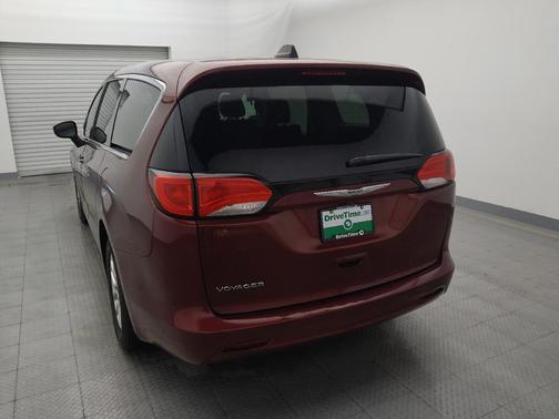 Velvet Red Pearlcoat 2022 Chrysler Voyager LX