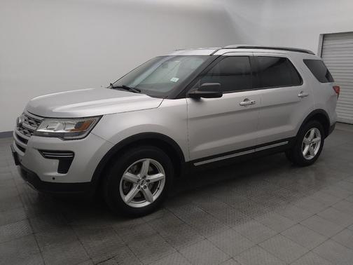 Ingot Silver Metallic 2018 Ford Explorer XLT