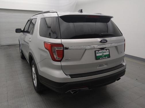 Ingot Silver Metallic 2018 Ford Explorer XLT