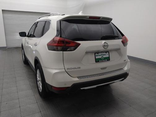 White 2019 Nissan Rogue SV