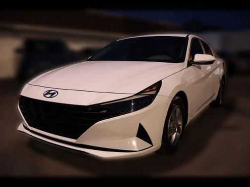 White 2023 Hyundai ELANTRA SE