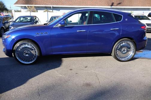 Blu 2017 Maserati Levante Base