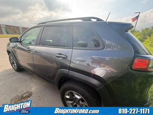 Granite Crystal Metallic Clearcoat 2019 Jeep Cherokee Trailhawk
