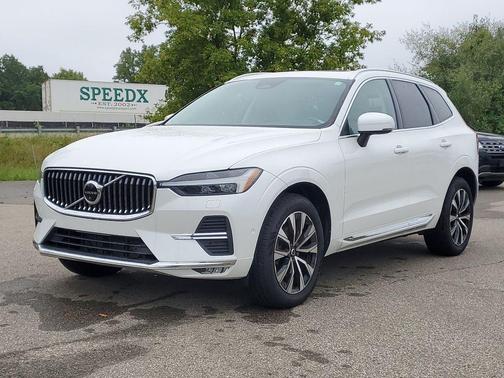 Crystal White Metallic 2023 Volvo XC60 B5 Plus Bright Theme