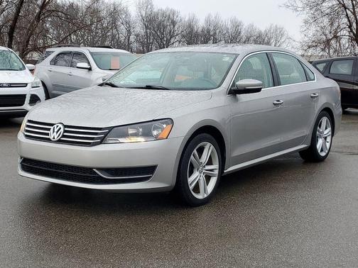 2014 Volkswagen Passat 1.8T Auto SE w/Sunroof & Nav
