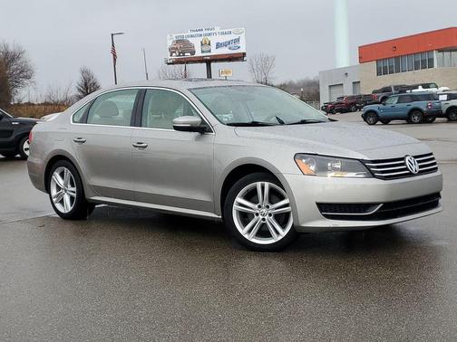 2014 Volkswagen Passat 1.8T Auto SE w/Sunroof & Nav