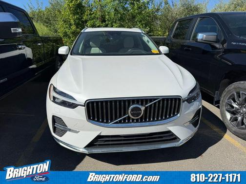 Crystal White Metallic 2023 Volvo XC60 B5 Plus Bright Theme