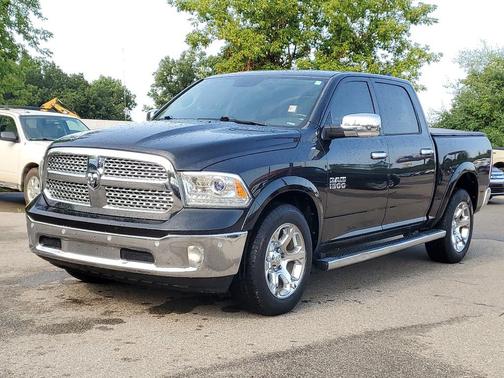 Brilliant Black Crystal Pearlcoat 2017 RAM 1500 Laramie