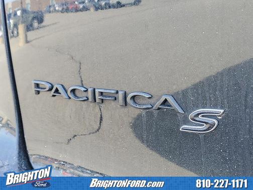 Brilliant Black Crystal Pearlcoat 2021 Chrysler Pacifica Touring L