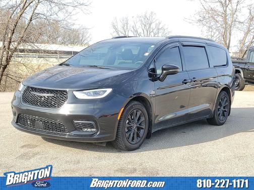Brilliant Black Crystal Pearlcoat 2021 Chrysler Pacifica Touring L