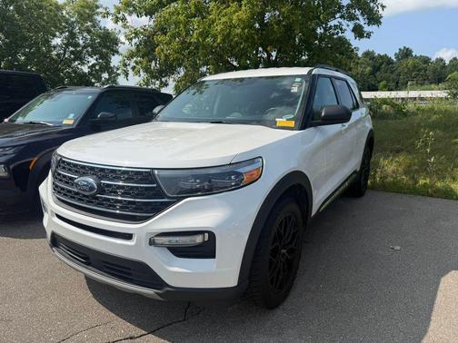 White Metallic 2022 Ford Explorer XLT