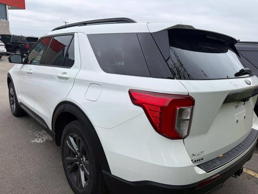 Star White Metallic Tri-Coat 2023 Ford Explorer XLT