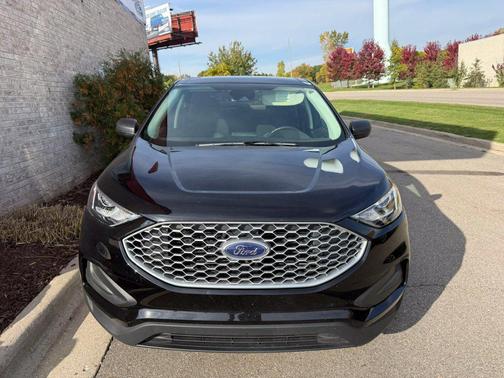 Black Metallic 2024 Ford Edge SE