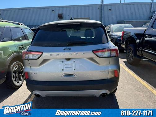 Iconic Silver Metallic 2022 Ford Escape SE
