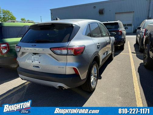 Iconic Silver Metallic 2022 Ford Escape SE