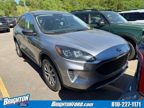 Iconic Silver Metallic 2022 Ford Escape SE