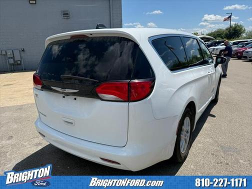 2022 Chrysler Voyager LX