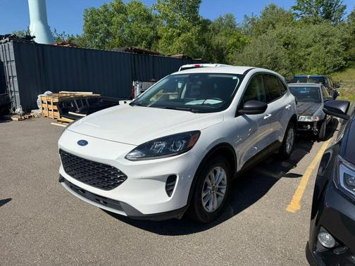 Star White Metallic Tri-Coat 2022 Ford Escape SE
