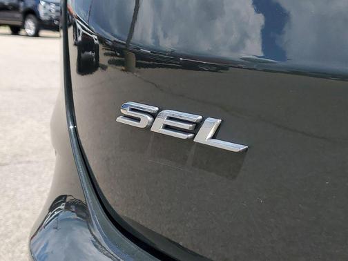 Green Metallic 2023 Ford Edge SEL