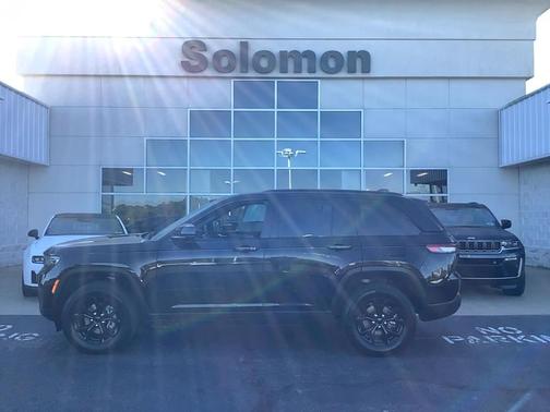 Diamond Black 2025 Jeep Grand Cherokee Laredo