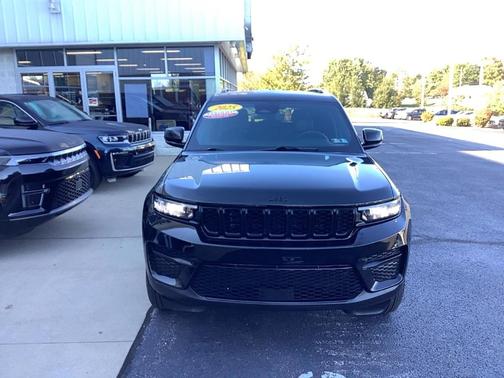 Diamond Black 2025 Jeep Grand Cherokee Laredo