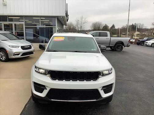 2023 Jeep Grand Cherokee Laredo 4x4