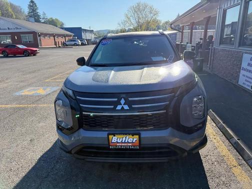 Moonstone Gray Metallic/Black Roof 2025 Mitsubishi Outlander Trail Edition S-AWC