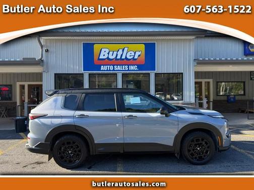 Moonstone Gray Metallic/Black Roof 2025 Mitsubishi Outlander Trail Edition S-AWC