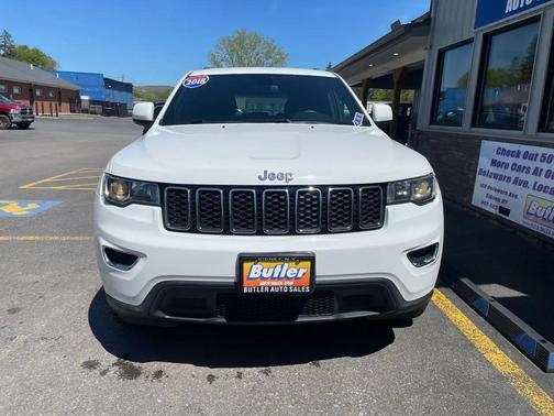 Bright White Clearcoat 2018 Jeep Grand Cherokee Laredo E