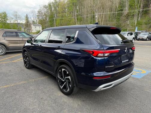 Cosmic Blue Metallic 2024 Mitsubishi Outlander SE