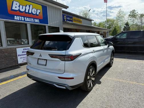 White Diamond 2025 Mitsubishi Outlander SE S-AWC